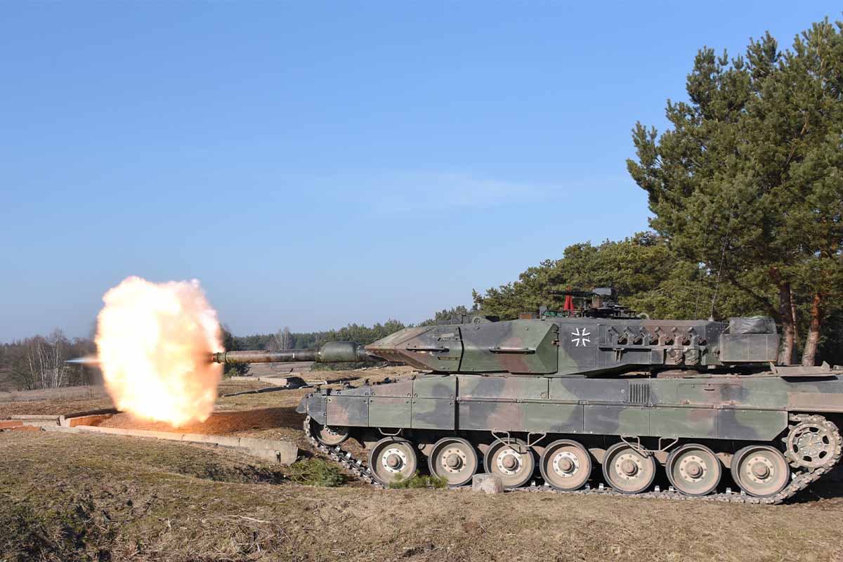 Kampfpanzer Leopard 2 beim scharfen Schuss